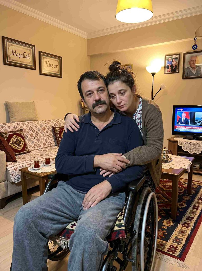 Kayınvalidem, kocama tekrar yürüyebilmesi için ameliyat masraflarını karşılayacağını söyledi, ama sadece benden boşanırsa. Kocam evet dedi… ve bunu bir TUZAĞA çevirdi.