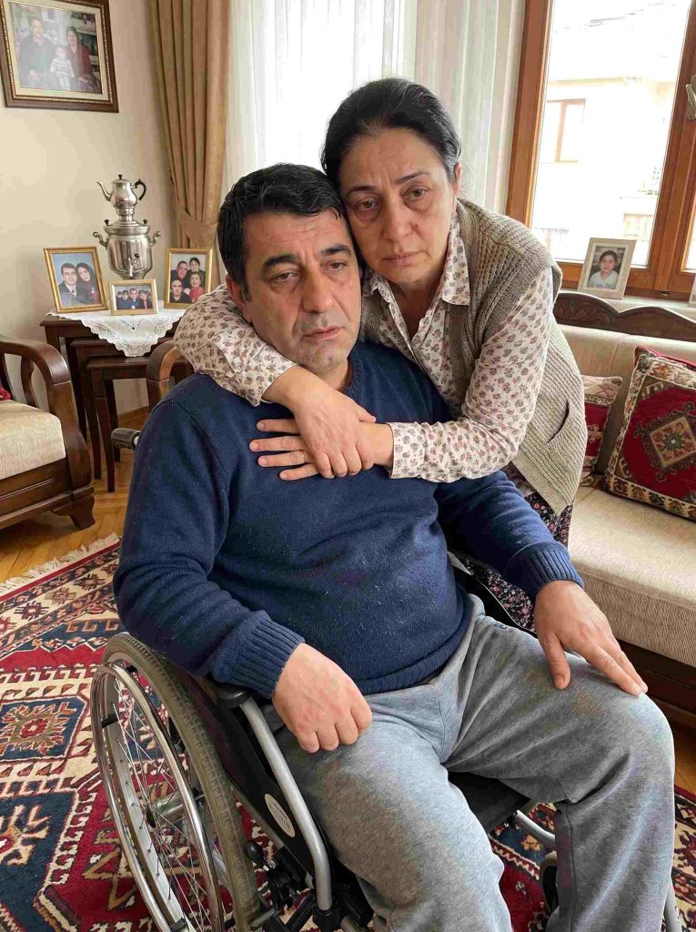 Kayınvalidem, kocama tekrar yürüyebilmesi için ameliyat masraflarını karşılayacağını söyledi, ama sadece benden boşanırsa. Kocam evet dedi… ve bunu bir TUZAĞA çevirdi. - Fotoğraf 2