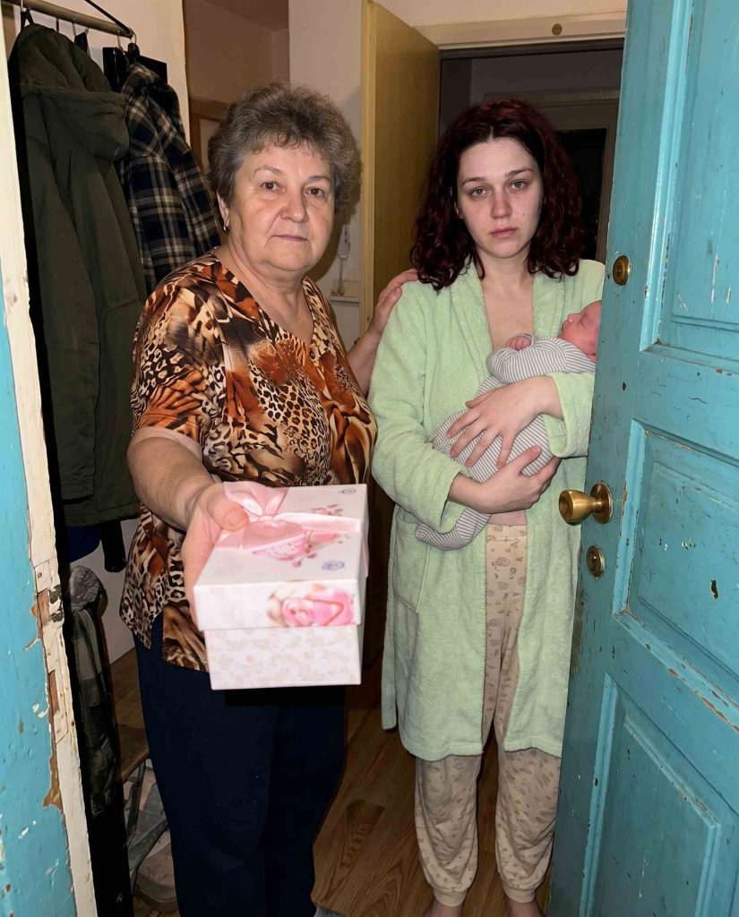 Kocam, yeni doğmuş bebeğimizle hastaneden eve arabayla götürmeyi reddetti çünkü bebek “arabasını mahvedebilirdi”—büyükannesinin daha sonra yaptığı şey onu şaşkına çevirdi.