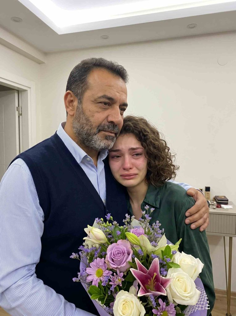 Karıma verdiğim bir sözü 10 yıl boyunca tuttum – ta ki bir buket çiçek onun yanında götürdüğü sırrı ortaya çıkarana kadar.